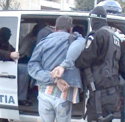 Hoţ identificat şi reţinut la scurt timp după comiterea faptei